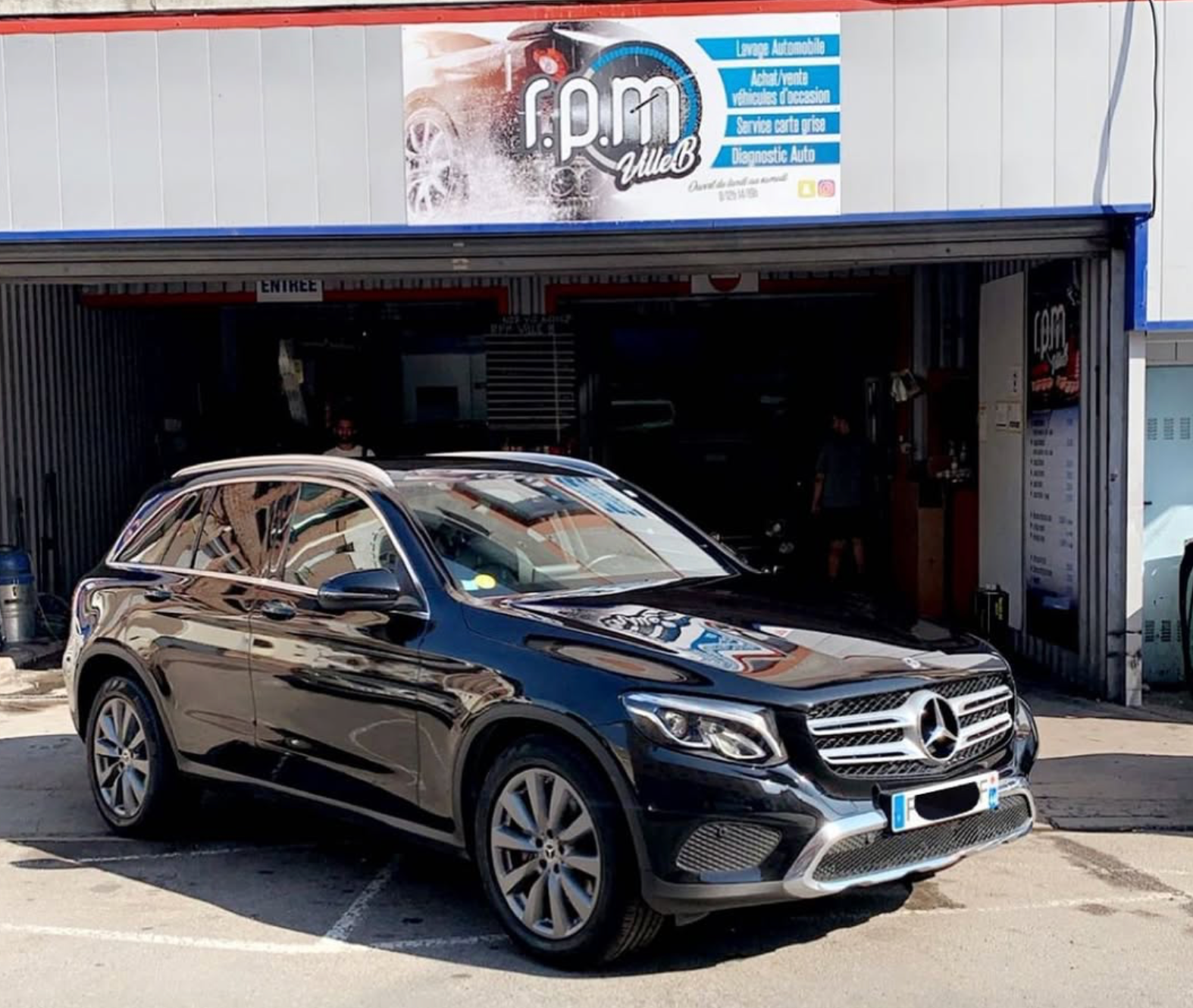 Mercedes GLC noir devant l'atelier